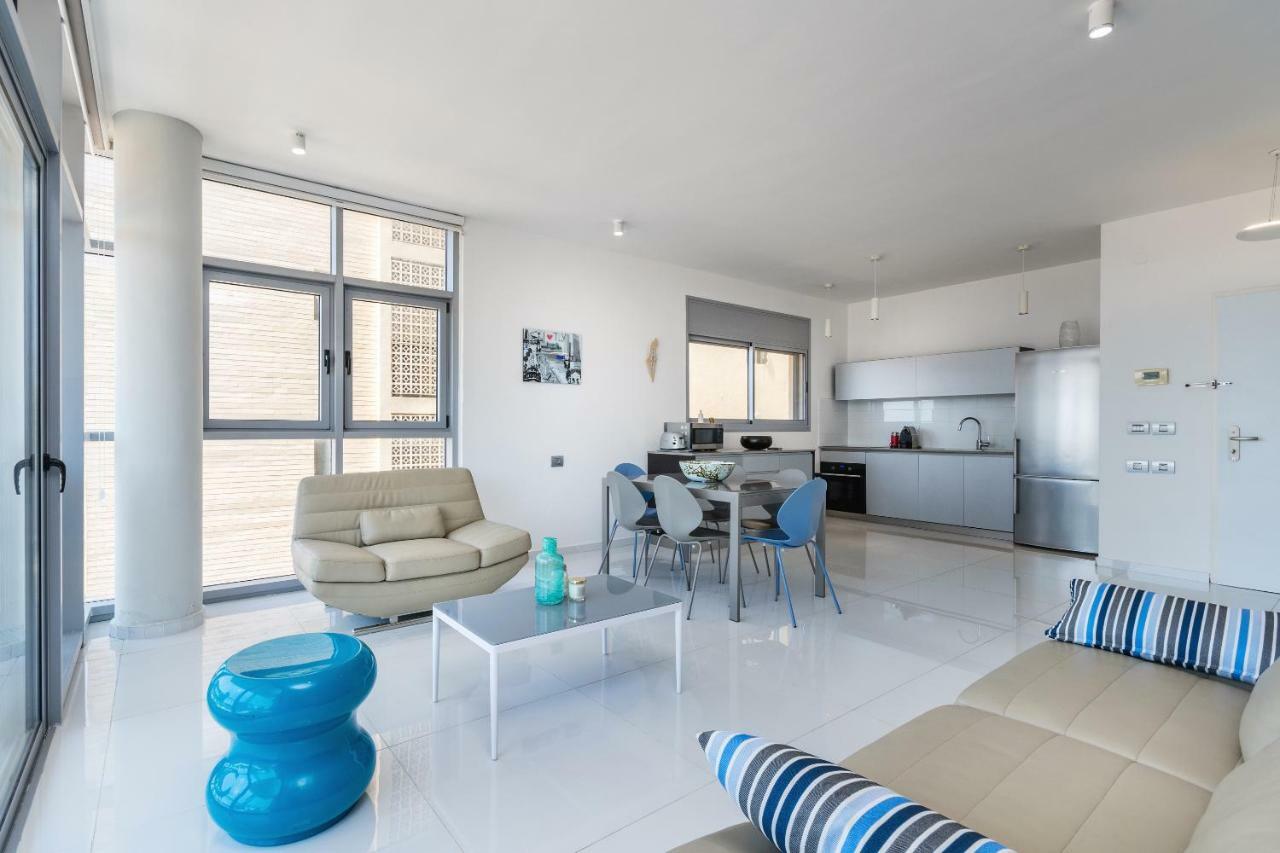 Beautiful Sunny 3 Bedrooms In Font Of The Beach Tel Aviv Exterior photo